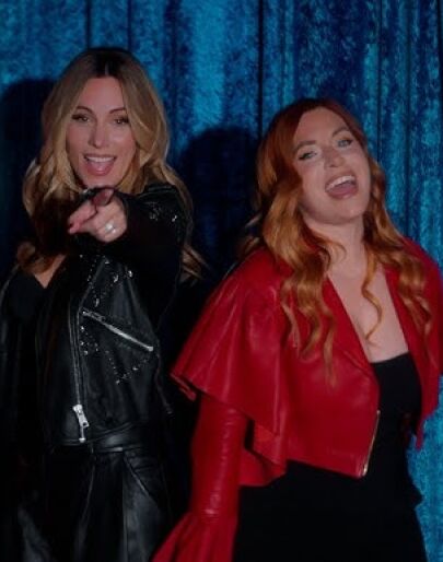 Edurne y Leire Martínez , en el videoclip de No se me da bien odiarte