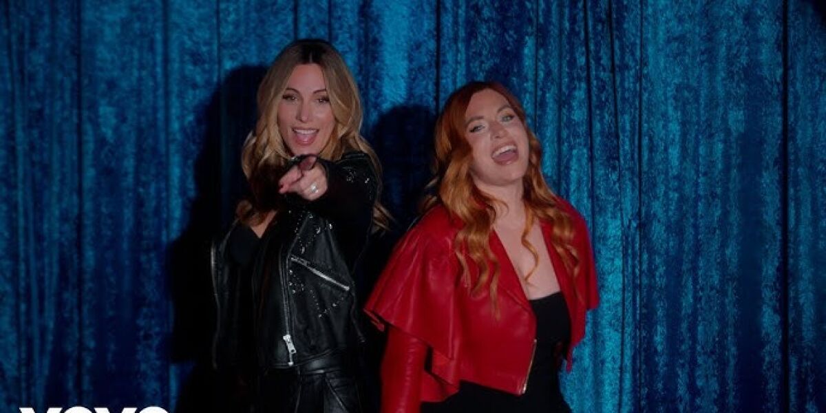 Edurne y Leire Martínez , en el videoclip de No se me da bien odiarte