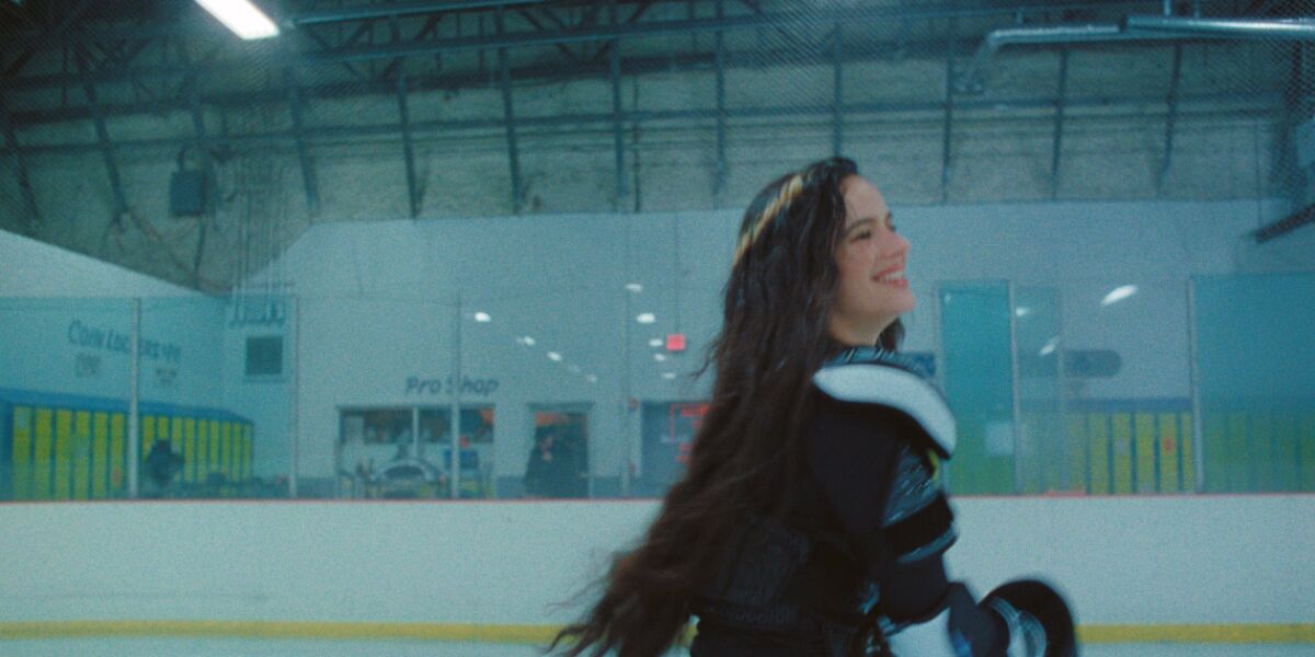 Rosal&iacute;a, en el videoclip de 'La Perla'