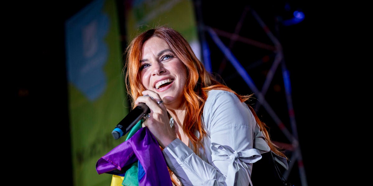 Leire Mart&iacute;nez actuando durante un evento del Orgullo de Madrid