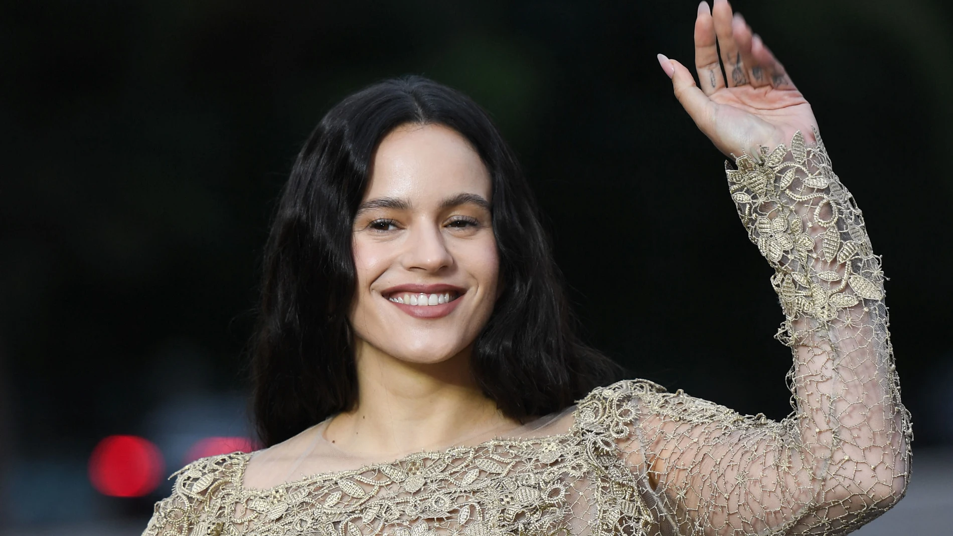 Rosalía acudiendo a un evento en París Rosalía acudiendo a un evento en París