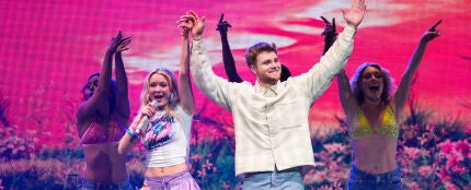 Zara Larsson y Alex Warren en el iHeartRadio Jingle Ball 2025