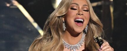 Mariah Carey actuando en los MTV VMAs 2025
