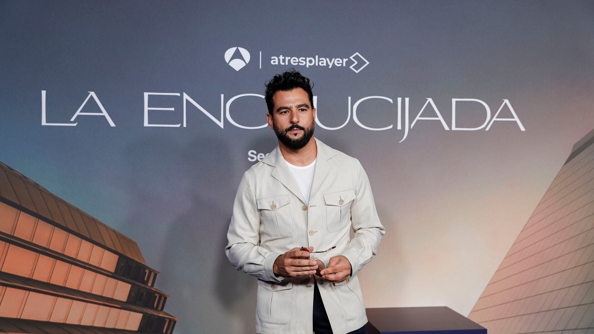 Antonio Velázquez en el photocall de La Encrucijada, serie de Atresplayer