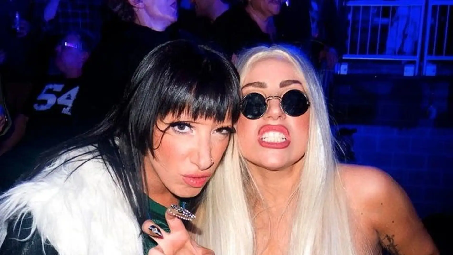 Lady Gaga junto a su amiga Lady Starlight en el club The Bitter End Lady Gaga junto a su amiga Lady Starlight en el club The Bitter End