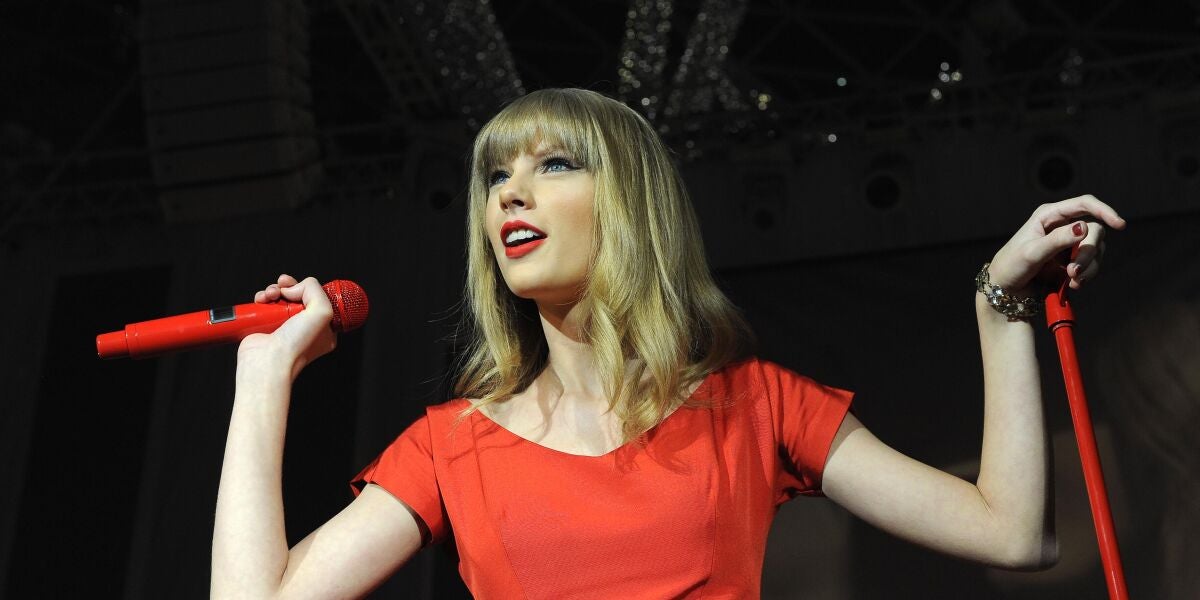 Taylor Swift en un encendido navide&ntilde;o de 2012