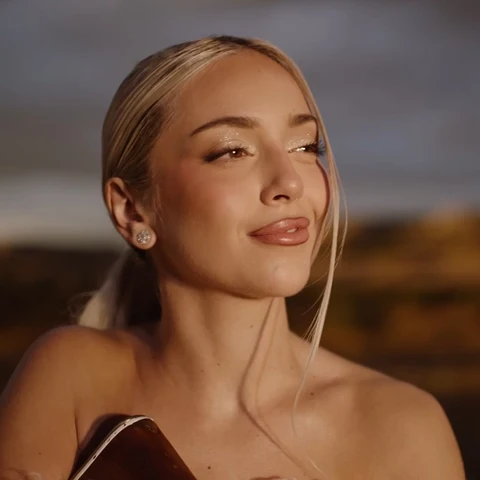 Ana Mena en el videoclip de 'Lárgate' Ana Mena en el videoclip de 'Lárgate'