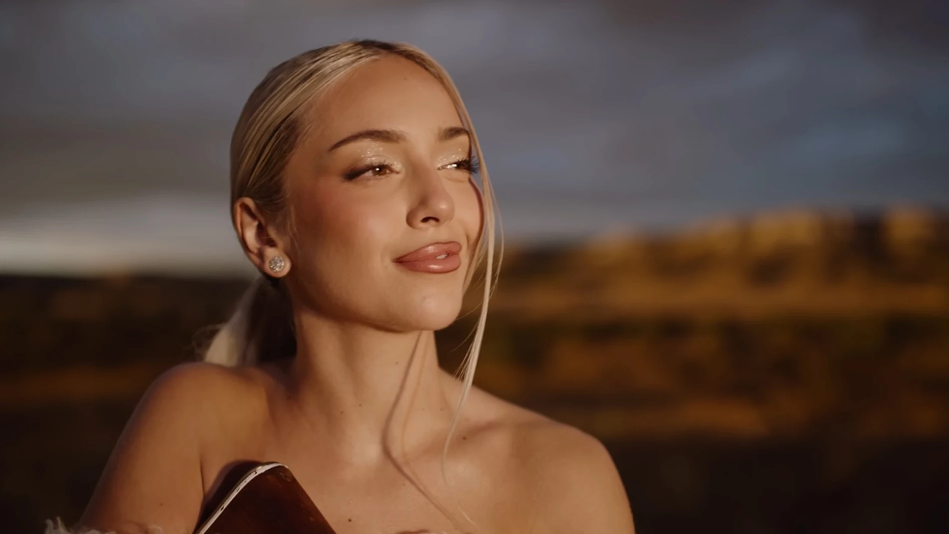 Ana Mena en el videoclip de 'Lárgate' Ana Mena en el videoclip de 'Lárgate'