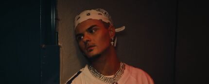 Abraham Mateo en el videoclip de 'SOLOENLY'