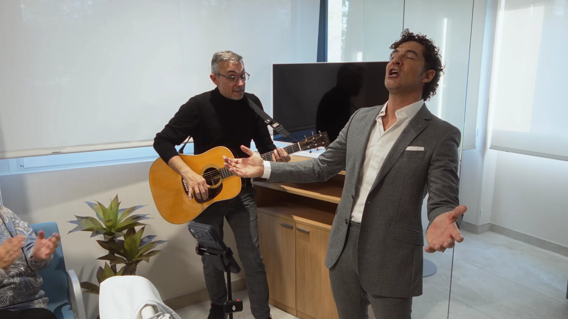 David Bisbal actúa por sorpresa en un hospital por Navidad David Bisbal actúa por sorpresa en un hospital por Navidad