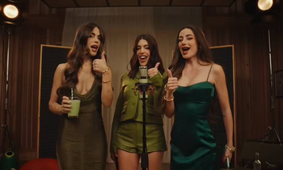 Frame del divertido villancico de Lolalolita, Dulceida y Violeta Mangriñán Frame del divertido villancico de Lolalolita, Dulceida y Violeta Mangriñán