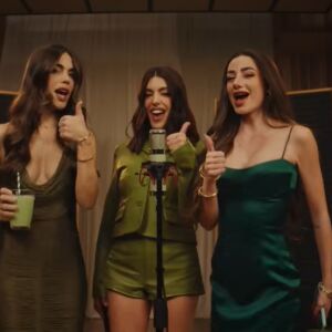 Así suena el divertido villancico de Lolalolita, Dulceida y Violeta Mangriñán Así suena el divertido villancico de Lolalolita, Dulceida y Violeta Mangriñán