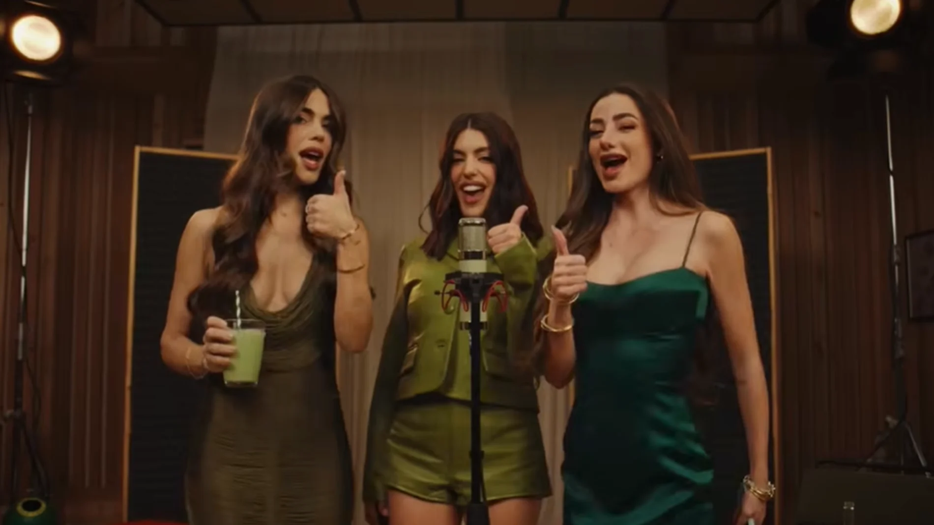 Frame del divertido villancico de Lolalolita, Dulceida y Violeta Mangriñán Frame del divertido villancico de Lolalolita, Dulceida y Violeta Mangriñán