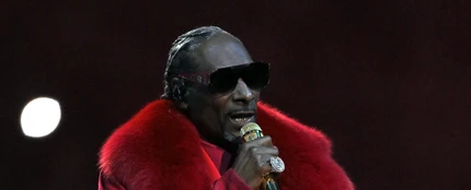 Snoop Dogg hace historia con su actuación en el partido navideño de la NFL con grandes invitados Snoop Dogg hace historia con su actuación en el partido navideño de la NFL con grandes invitados