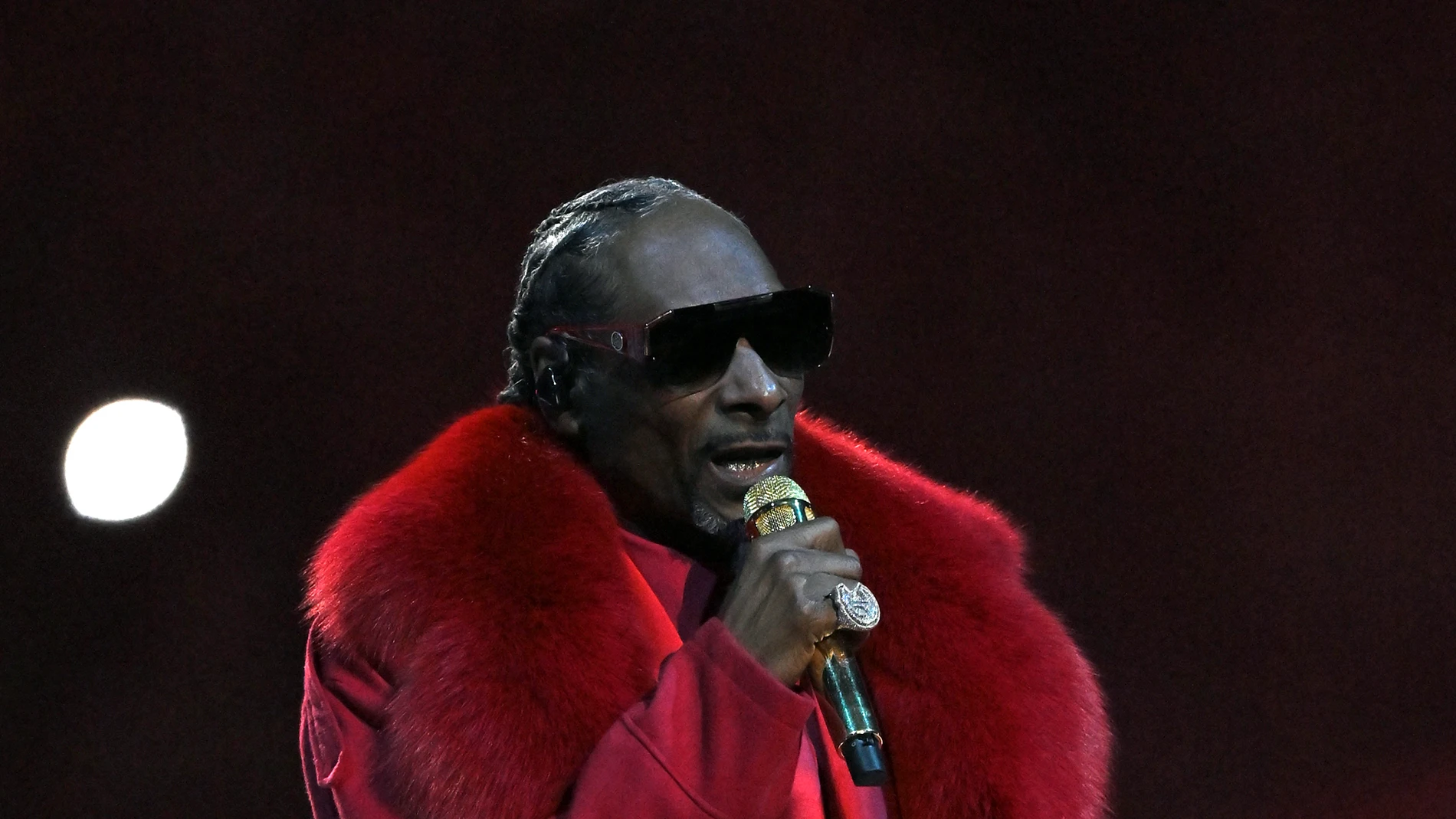 Snoop Dogg hace historia con su actuación en el partido navideño de la NFL con grandes invitados Snoop Dogg hace historia con su actuación en el partido navideño de la NFL con grandes invitados