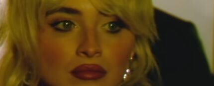 Sabrina Carpenter en el videoclip 'Such a Funny Way'