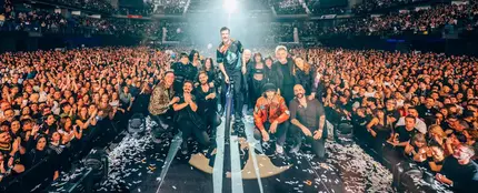 El equipo de Shinova y los invitados al final del concierto en Madrid El equipo de Shinova y los invitados al final del concierto en Madrid