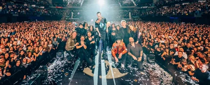 El equipo de Shinova y los invitados al final del concierto en Madrid El equipo de Shinova y los invitados al final del concierto en Madrid