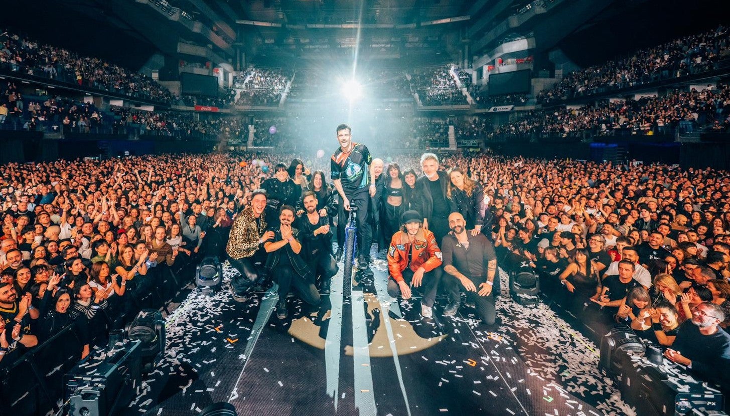 El equipo de Shinova y los invitados al final del concierto en Madrid El equipo de Shinova y los invitados al final del concierto en Madrid