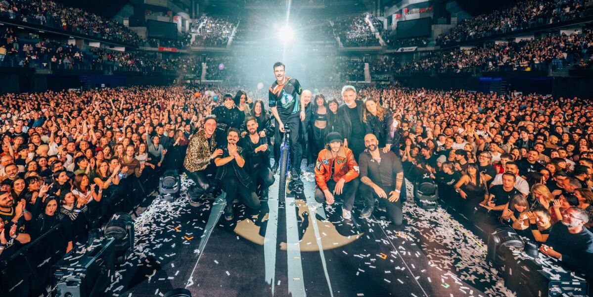 El equipo de Shinova y los invitados al final del concierto en Madrid