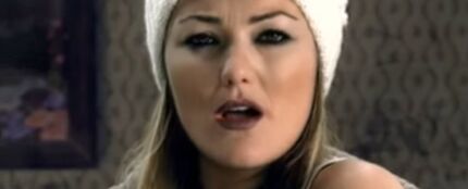 Amaia Montero, en el videoclip de 'En mi lado del sof&aacute;'