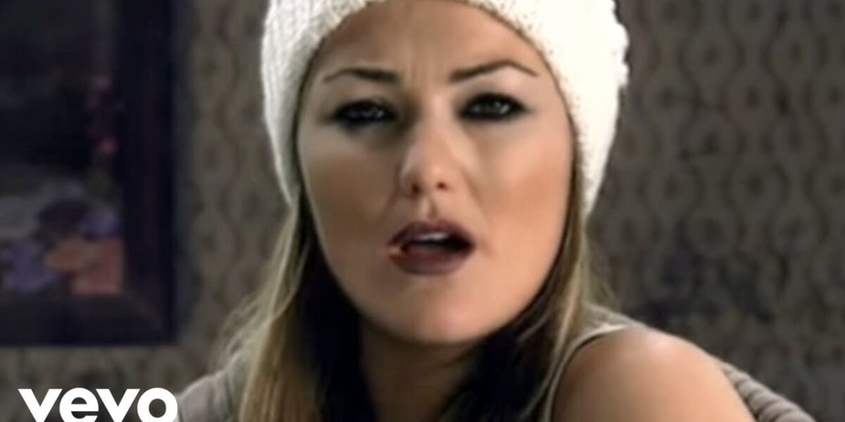 Amaia Montero, en el videoclip de 'En mi lado del sof&aacute;'