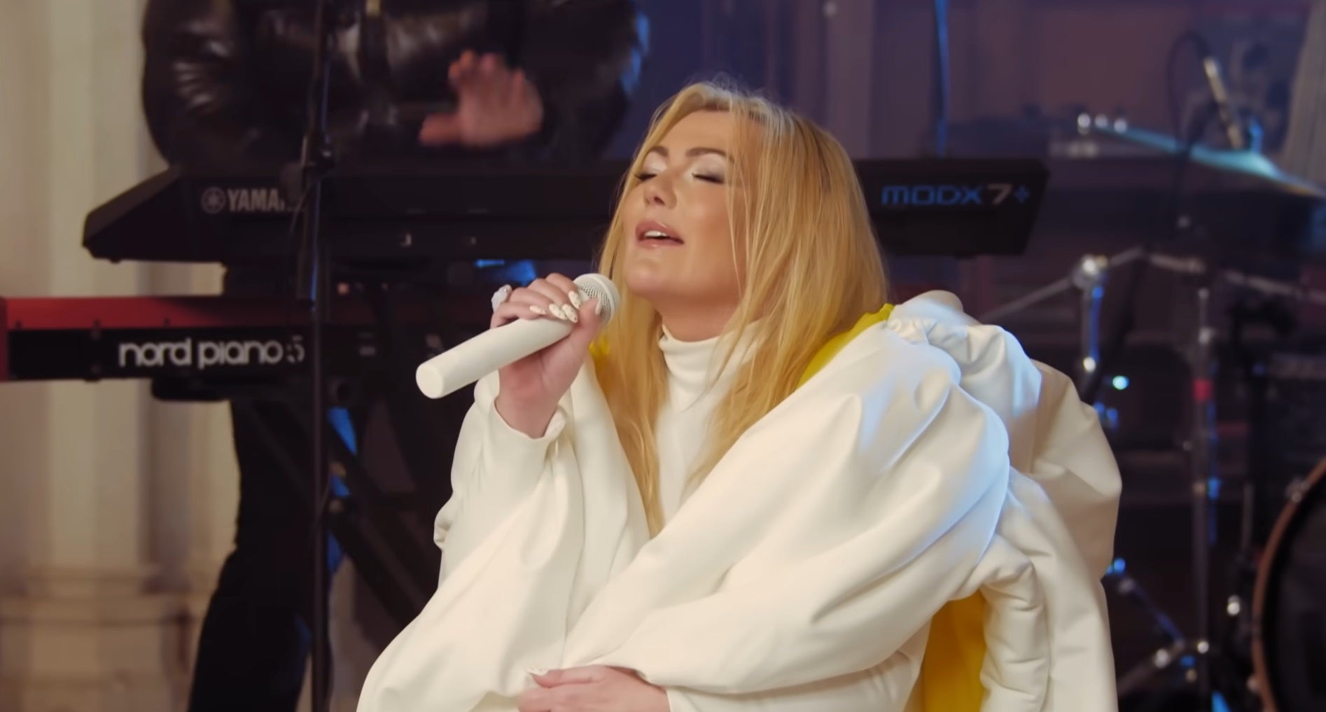 Amaia Montero en el videoclip de 'Todos estamos bailando la misma canción', el nuevo single de La Oreja de Van Gogh Amaia Montero en el videoclip de 'Todos estamos bailando la misma canción', el nuevo single de La Oreja de Van Gogh