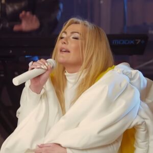 Amaia Montero en el videoclip de 'Todos estamos bailando la misma canción', el nuevo single de La Oreja de Van Gogh Amaia Montero en el videoclip de 'Todos estamos bailando la misma canción', el nuevo single de La Oreja de Van Gogh