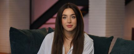 Lola &Iacute;ndigo en su documental 'La Bruja, La Ni&ntilde;a y El Drag&oacute;n'