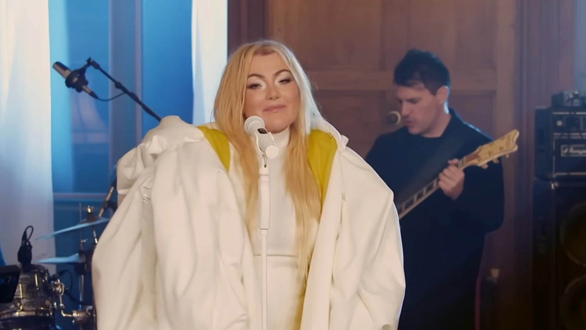 Amaia Montero e Imanol Goikoetxea, en el videoclip de 'Todos estamos bailando la misma canción' Amaia Montero e Imanol Goikoetxea, en el videoclip de 'Todos estamos bailando la misma canción'
