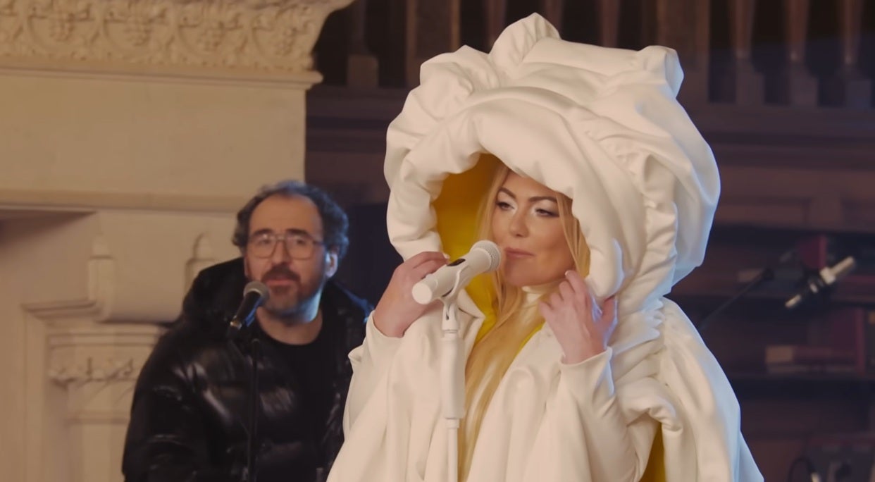 Amaia Montero en el videoclip de 'Todos estamos bailando la misma canción' Amaia Montero en el videoclip de 'Todos estamos bailando la misma canción'