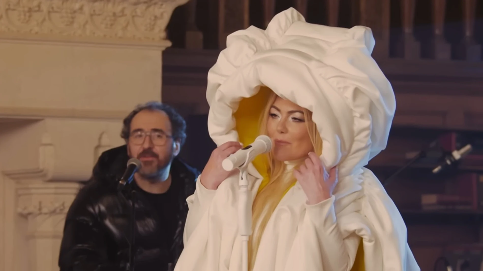 Amaia Montero en el videoclip de 'Todos estamos bailando la misma canción' Amaia Montero en el videoclip de 'Todos estamos bailando la misma canción'