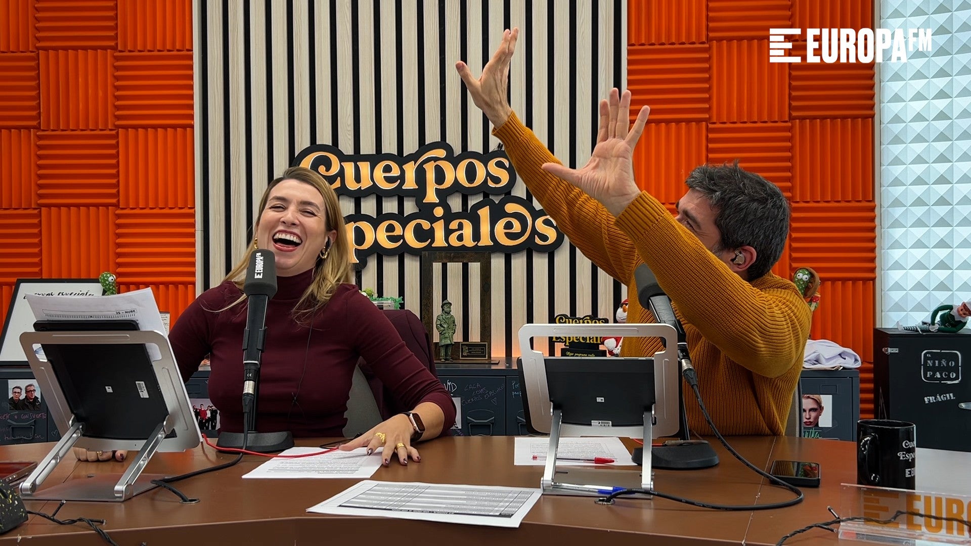 Eva Soriano le canta 'Soy aquel monito al que le pegan' al monito Punch — Cuerpos especiales cover