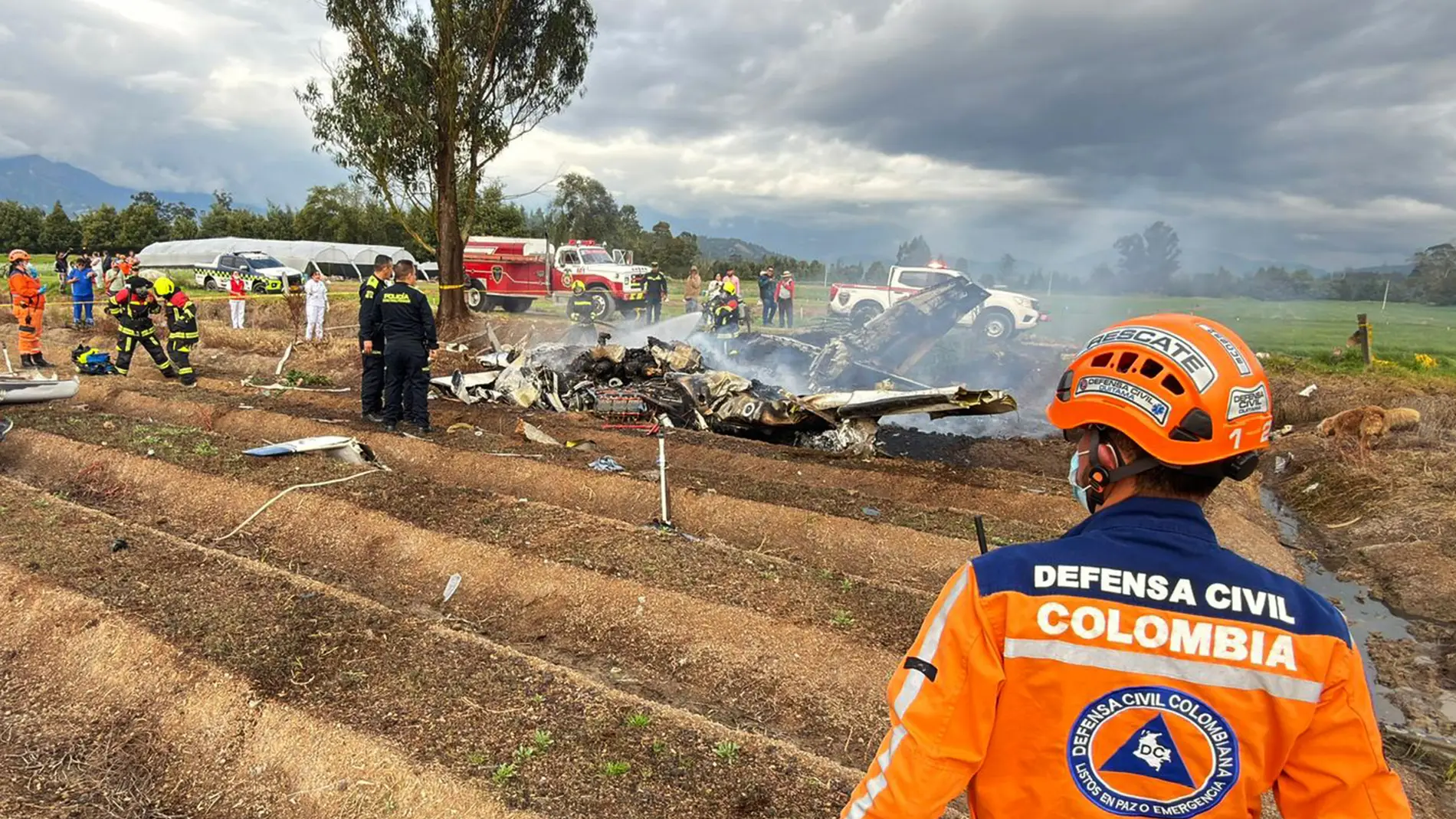 Fotografía que muestra a integrantes de varios equipos de socorro atendiendo el accidente de una avioneta este sábado, en zona rural del departamento de Boyacá (Colombia) Fotografía que muestra a integrantes de varios equipos de socorro atendiendo el accidente de una avioneta este sábado, en zona rural del departamento de Boyacá (Colombia)