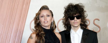 Miley Cyrus y Maxx Morando en los Premios Oscar 2025