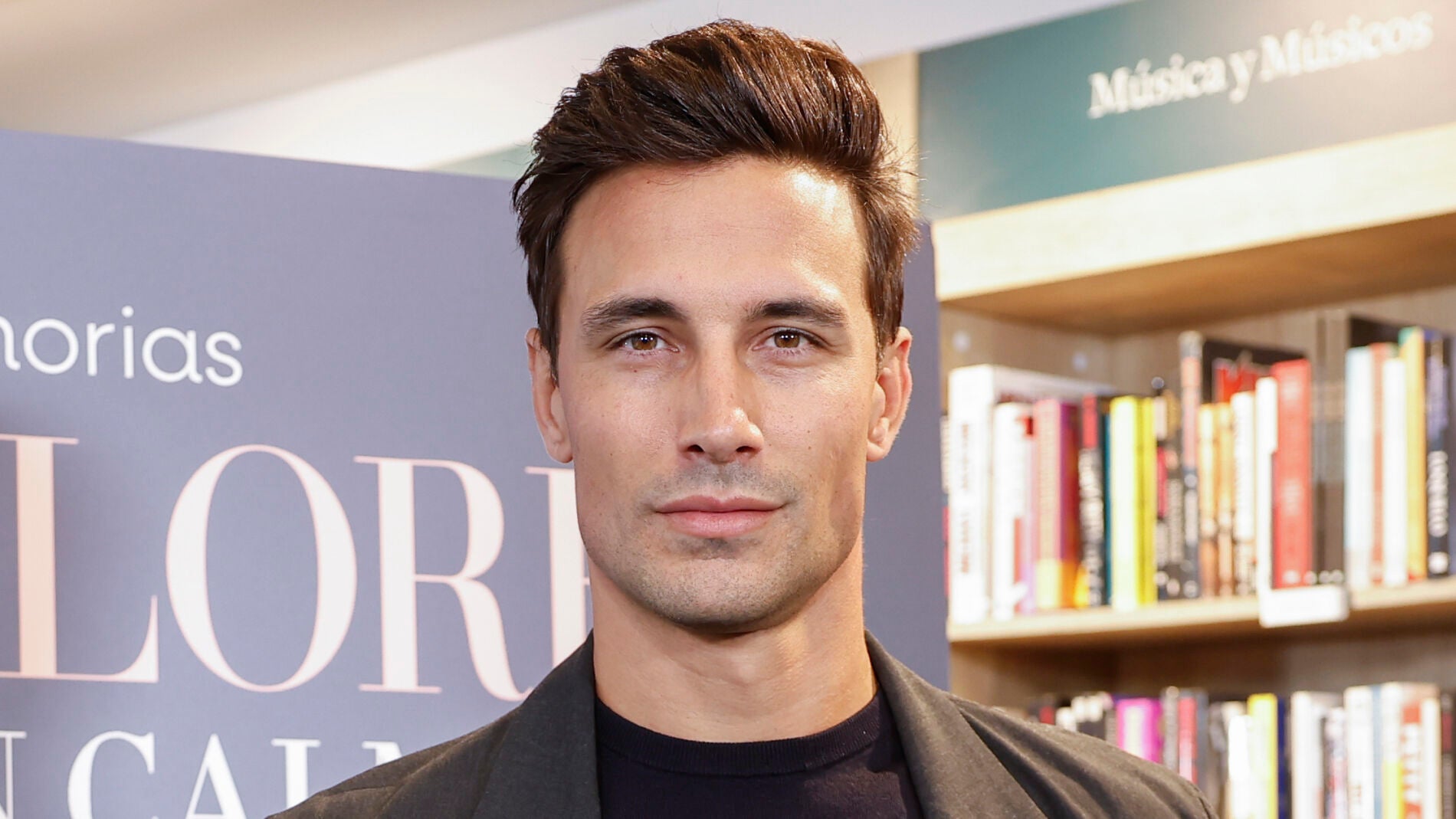 Jaime Astrain en la premier de un libro