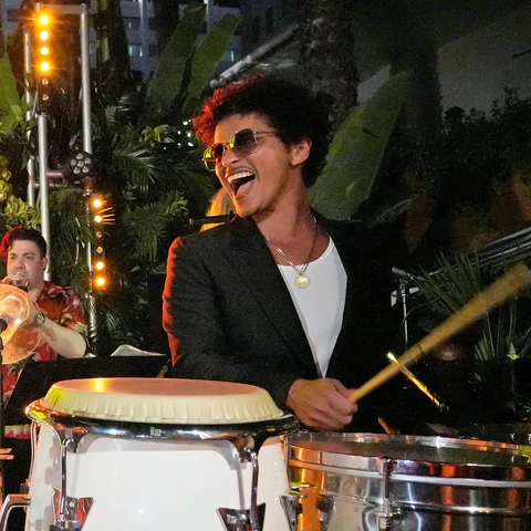 Bruno Mars en el SelvaRey Piña Colada Party en 2022 Bruno Mars en el SelvaRey Piña Colada Party en 2022