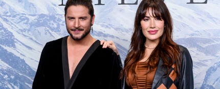 Manuel Carrasco junto a su mujer Almudena Naval&oacute;n.