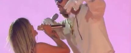 Karol G aparece por sorpresa en el concierto de Bad Bunny en Medell&iacute;n