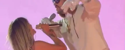 Karol G aparece por sorpresa en el concierto de Bad Bunny en Medellín Karol G aparece por sorpresa en el concierto de Bad Bunny en Medellín