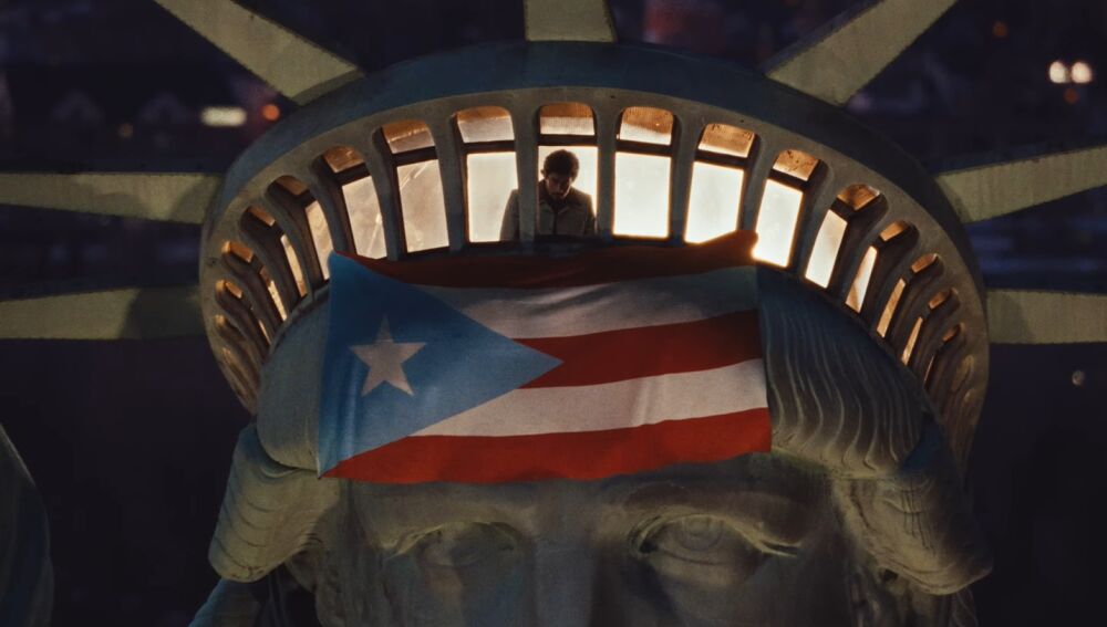 Bad Bunny en el videoclip de 'NUEVAYoL'