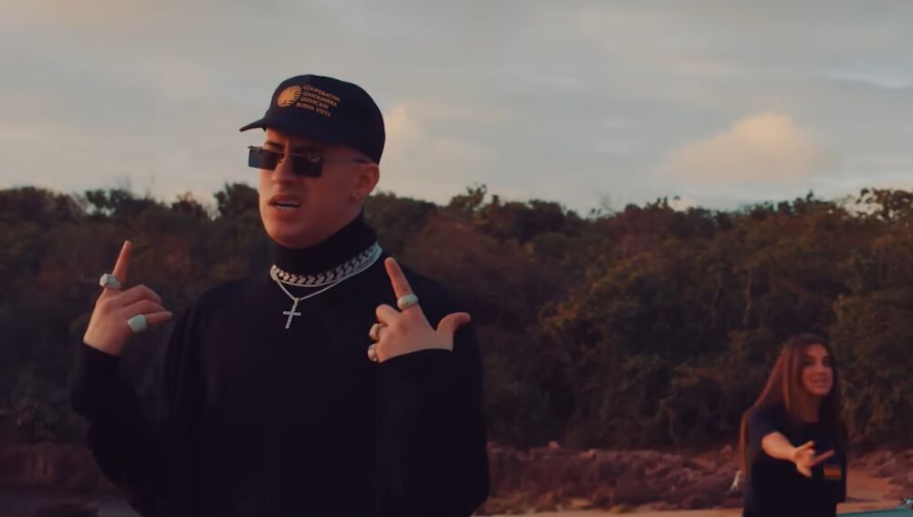Bad Bunny en el videoclip de 'Amorfoda'