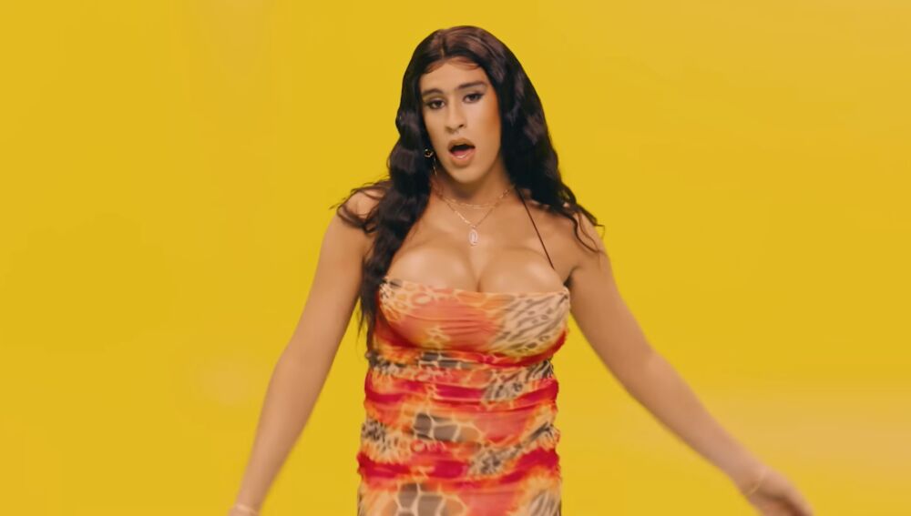 Bad Bunny en el videoclip de 'Yo Perreo Sola'