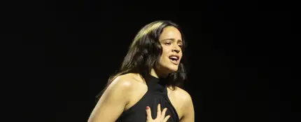 Rosalía, en un momento de su actuación por sorpresa en un concierto benéfico por Palestina/ EFE/Marta Pérez Rosalía, en un momento de su actuación por sorpresa en un concierto benéfico por Palestina/ EFE/Marta Pérez