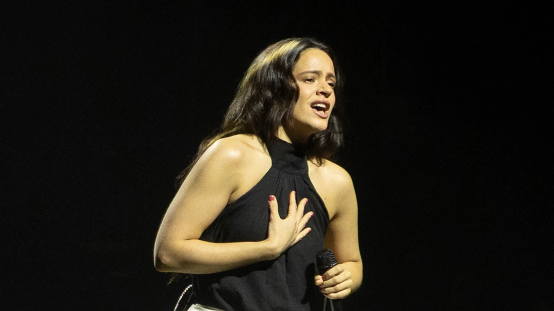 Rosalía, en un momento de su actuación por sorpresa en un concierto benéfico por Palestina/ EFE/Marta Pérez Rosalía, en un momento de su actuación por sorpresa en un concierto benéfico por Palestina/ EFE/Marta Pérez