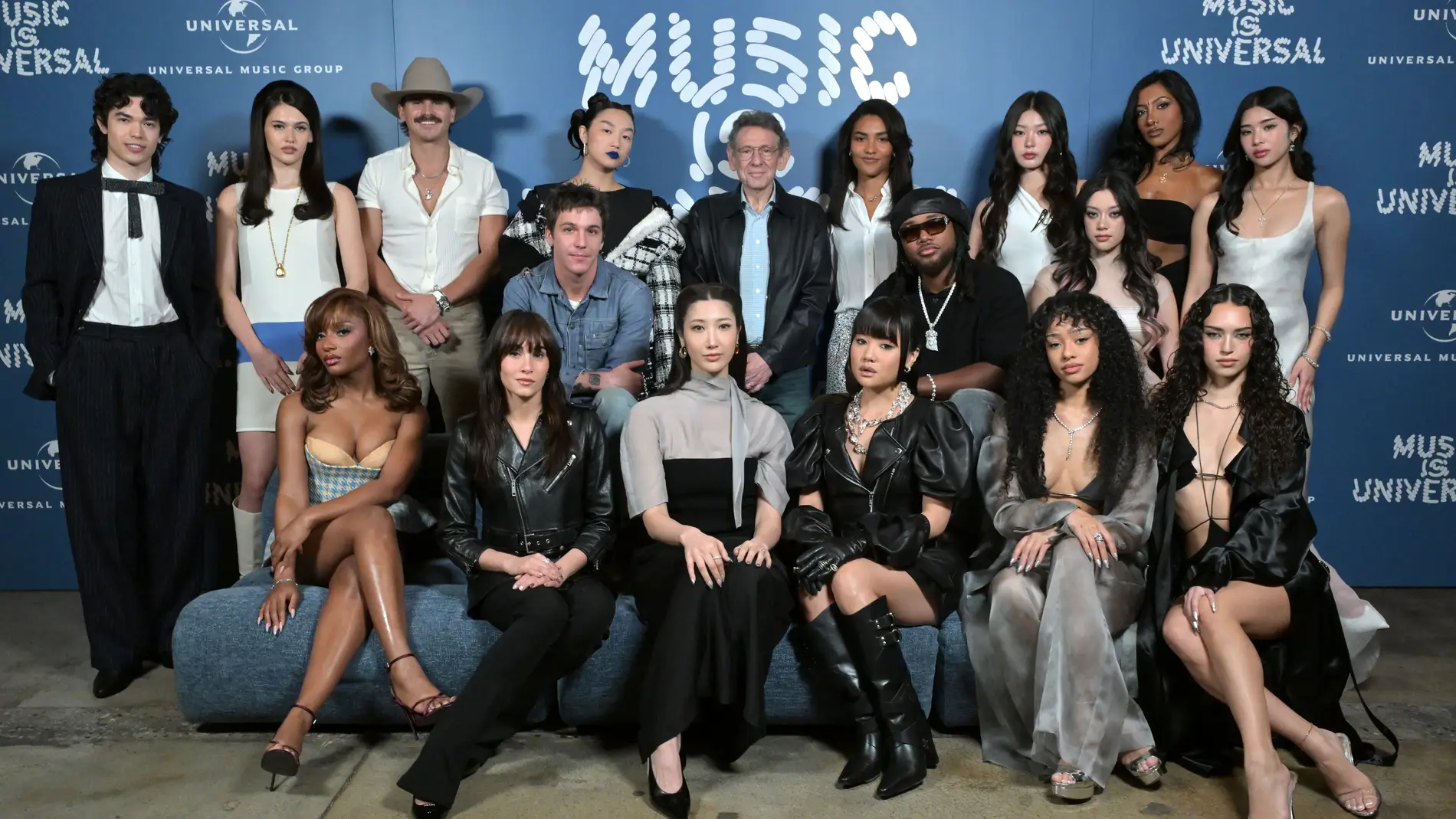 Aitana con otros artistas en el Universal Artist Showcase Aitana con otros artistas en el Universal Artist Showcase