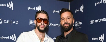 Bad Bunny y Ricky Martin, en los Premios GLAAD Media Awards de 2023.