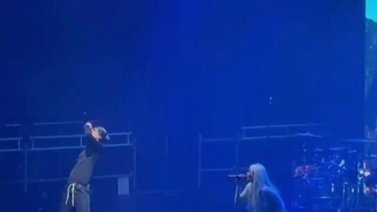 Elena Rose y Danny Ocean cantan 'CARACAS EN EL 2000' en el Movistar Arena de Madrid