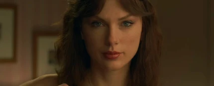 Taylor Swift en el videoclip de 'Opalite' Taylor Swift en el videoclip de 'Opalite'