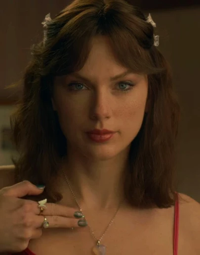 Taylor Swift en el videoclip de 'Opalite' Taylor Swift en el videoclip de 'Opalite'